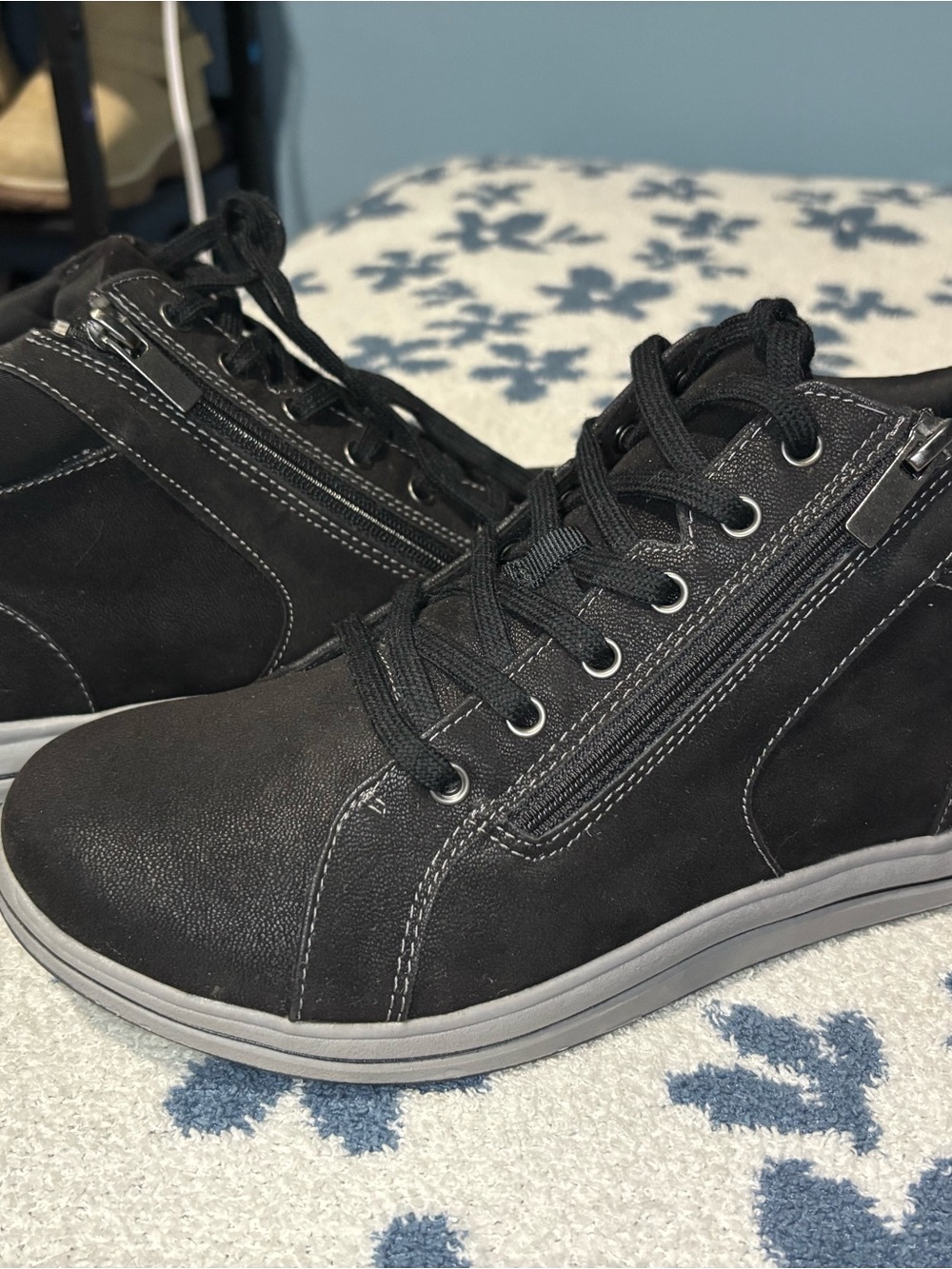 Clarks Breeze Glide Black High Top Sneakers – Women’s Size 9W NEW